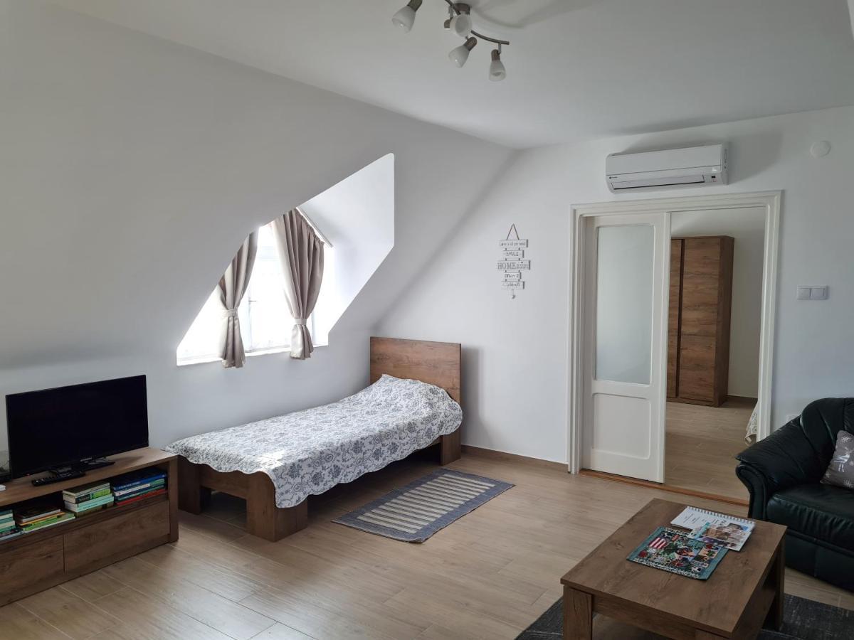 P16 Apartment Hajduboszormeny Bagian luar foto